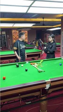 用香菜打台球，你们见过吗？#台球路人局#体育#台球