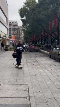 偶遇一个很会滑板的帅哥