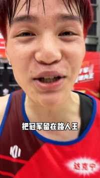 事不过三！！！新赛季杨芸龙在经历过两次一轮游后，终于触底反弹，成功拿下本场杭州站的冠军！！！这也是他路人王生涯的第三冠，恭喜他！！！#杨芸龙大逆转拿下新赛季首冠 #路人王篮球 #圈地为王