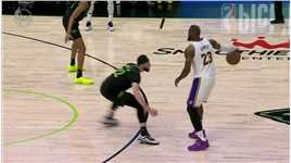 詹姆斯撕裂防线 浓眉篮下双手暴扣