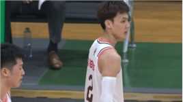 过分！朱芳雨被辽宁球迷问候家人，气得脸通红，想反击被友人拉住